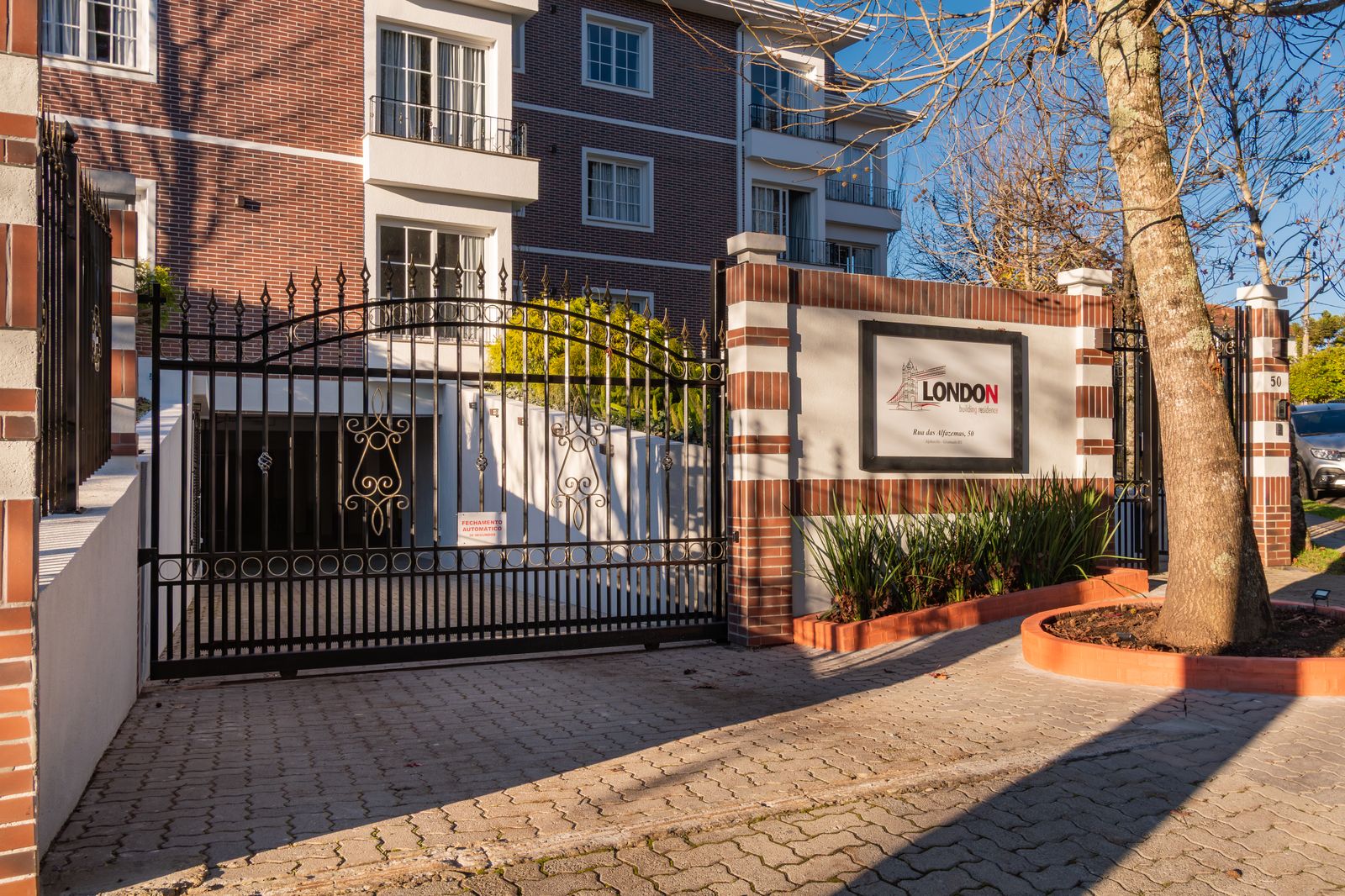 Fachada e portaria do Residencial London